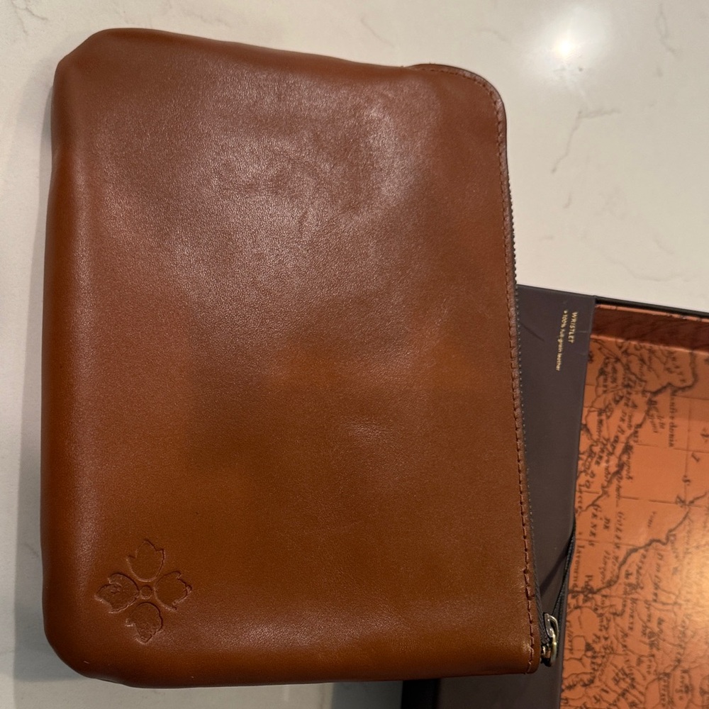 Patricia Nash Embossed Leather Wristlet Cassini - Picture 4 of 4